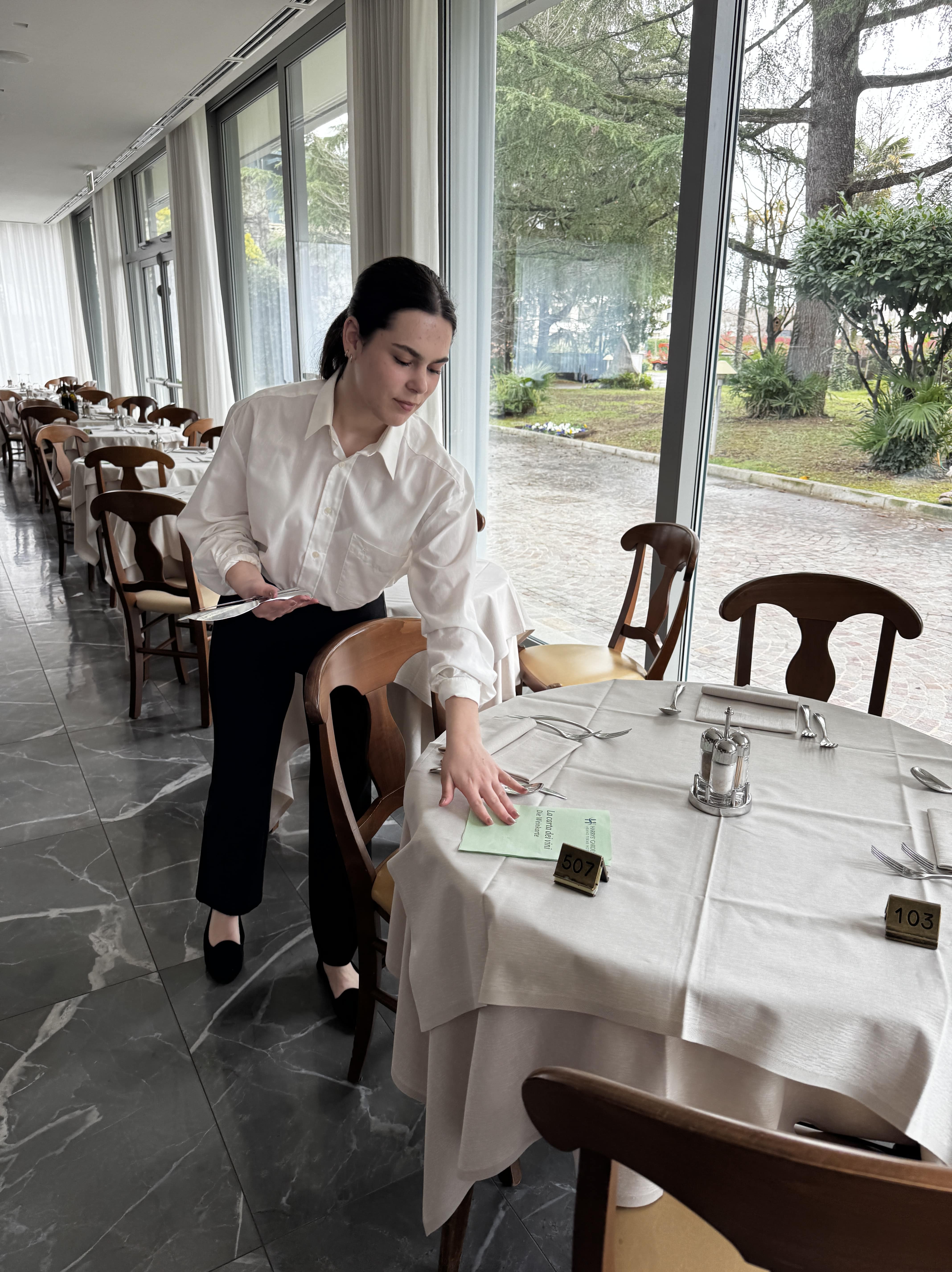 Uczennica w czasie pracy w hotelowej restauracji w Abano Terme-min