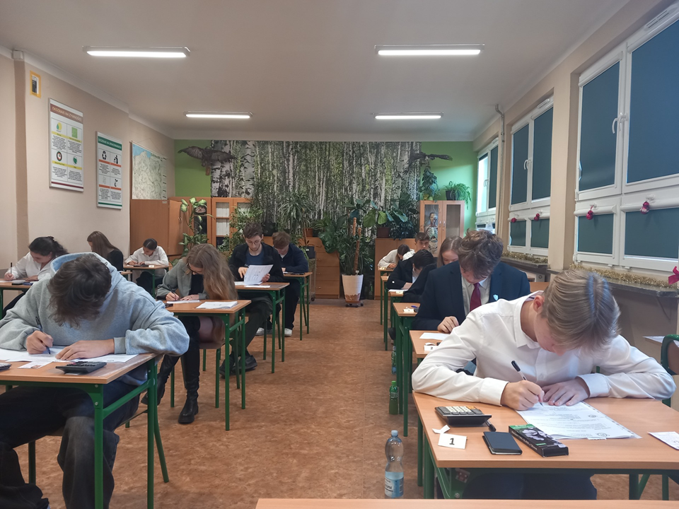 Uczniowie podczas 13 Olimpiady Wiedzy o Turystyce etapu okręgowego