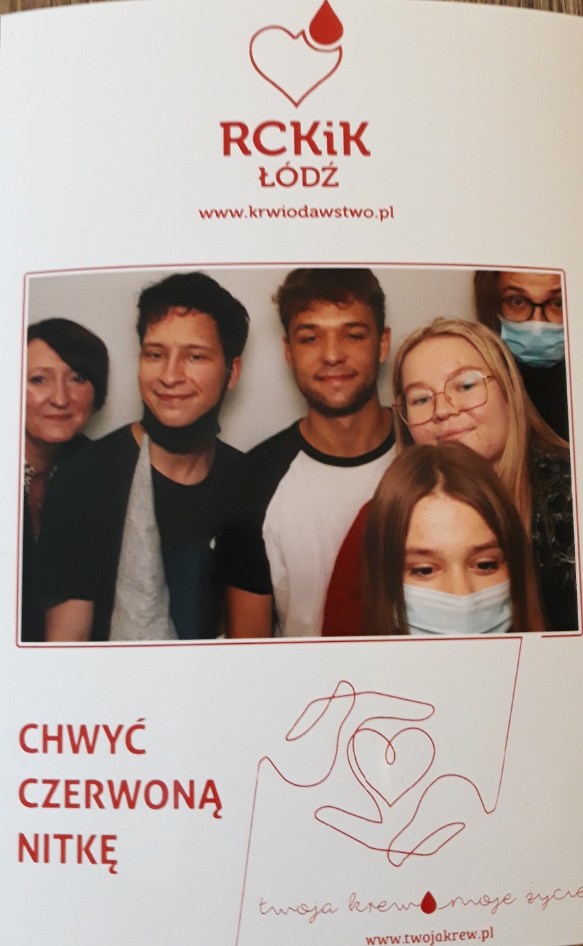 Pamiątkowe zdjęcie Krwiodawców z ZSETH w RCKiK w Łodzi