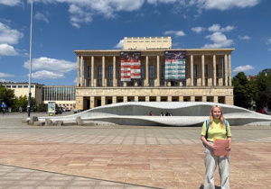 Uczennica prezentuje Teatr Wielki