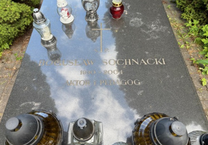 Nagrobek Boguslawa Sochnackiego w Alei Zasłużonych na cmentarzu komunalnym Dołach w Łodzi