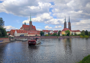 Widok na Ostrów Tumski z bulwarów nad Odrą we Wrocławiu