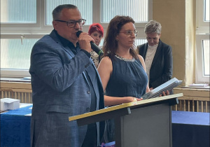 Nauczyciele przemawiający podczas zakończenia roku szkolnego
