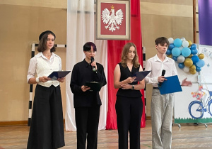 Uczniowie podczas apelu na zakończeniu roku szkolnego w sali gimnastycznej