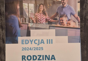 Plakat prezentujący patronów i tytuł III Olimpiady - Rodzina w hotelu