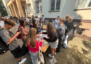 uczniowie sprzedający podręczniki