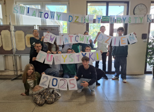 Uczniowie trzymający karteczki z napisem Światowy Dzień Turystyki 2025