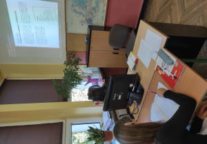 Uczennica rozwiązuje quiz