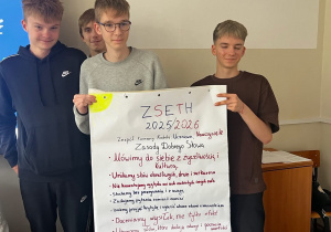 uczniowie trzymający kodeks