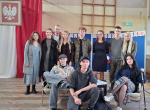 Uczniowie biorący udział w przedstawieniu