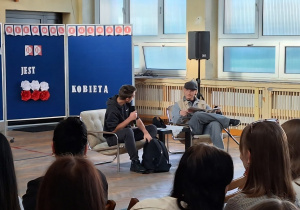 Uczniowie podczas występu