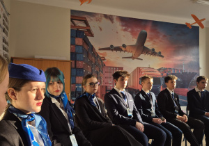 Uczniowie siedzący na kursie