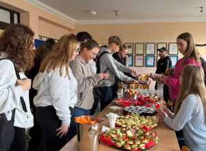 Uczniowie na dniu zdrowego śniadania