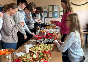 Uczniowie wybierający posiłek