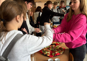 Uczniowie losujący zagadki