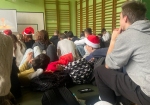 uczniowie wspólnie oglądający film