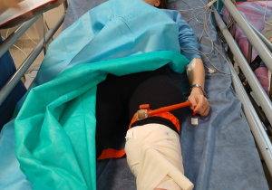 Uczennica udająca uraz nogi