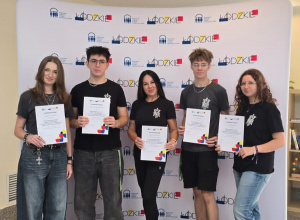 Nasi uczniowie wraz z nauczycielem z certyfikatami