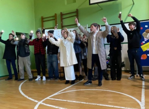 Uczniowie biorący udział w przedstawieniu