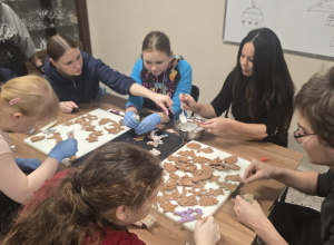 Uczniowie dekorujący pierniki.
