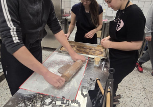 Uczniowie dekorujący pierniki