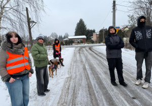 Uczniowie na spacerze z pieskami