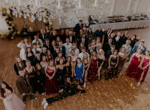 Maturzyści wraz z nauczycielami na studniówce