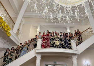 Osoby tańczące poloneza na schodach