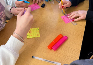 Uczniowie wypisujący karteczki z dobrymi słowami