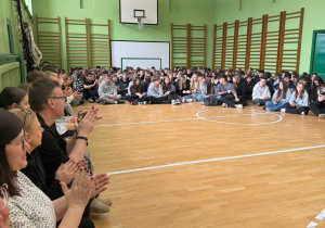 Uczniowie i nauczyciele na apelu