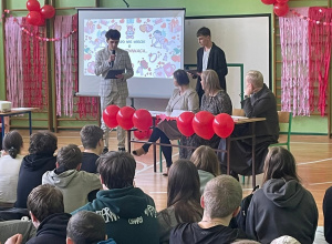 Uczniowie z drużyną Dyrekcji i prowadzącymi wydarzenie