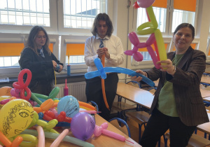 Uczniowie pompujący balony z Panią Anną Krawczyk