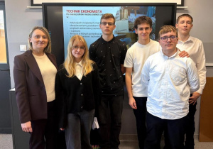 Uczniowie 2ate/r z Panią Justyną Doniak