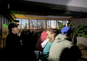 Uczniowie oglądający hipopotama