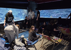 Uczniowie szykujący się do spania