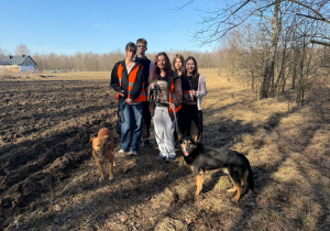 Uczniowie wyprowadzający psy