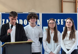 Uczniowie realizujący projekt