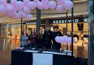 Uczniowie realizujący projekt