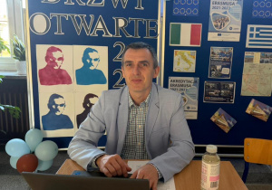 nauczyciel na tle napisu drzwi otwarte