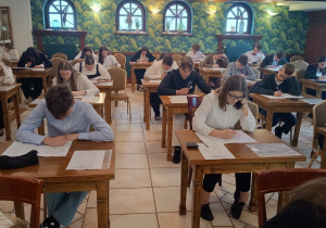 Finaliści podczas pisania testu