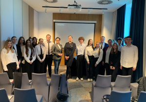 Uczniowie z gośćmi