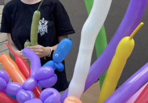Uczennica formująca balony