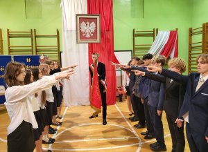 Uczniowie klas pierwszych ZSETH podczas uroczystego ślubowania.