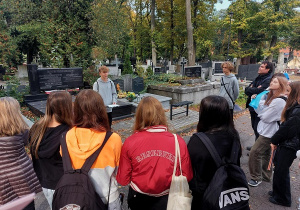 Uczeń prezentuje historię nekropolii na Starym Cmentarzu w Łodzi.