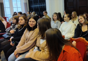 Uczennice siedzą na krzesłach w Dużej Sali Obrad Urzędu Miasta Łodzi i oczekują na rozpoczęcie Meetingu
