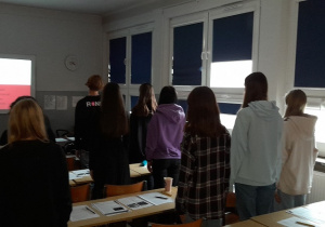 Uczniowie podczas śpiewania hymnu Polski