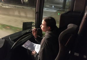 w drodze do Warszawy. Uczeń w roli pilota wycieczek przekazuje informacje przez mikrofon