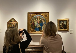 Warszawa – Muzeum Narodowe. Uczniowie podziwiają obraz Sandro Botticelli Madonna z Dzieciątkiem, Św. Janem Chrzcicielem i Aniołem
