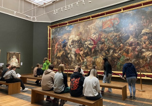 Warszawa – Muzeum Narodowe. Uczniowie podziwiają obraz Jana Matejki Bitwa pod Grunwaldem