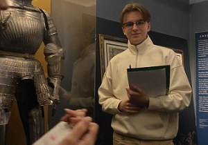 Uczeń prezentuje zbroję rycerską – eksponat w pałacu Radziwiłłów w Nieborowie